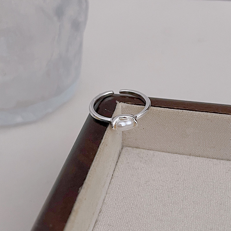A new off-the-beaten-path casual ring with zircon and sparkling diamonds, featuring a high-end and cool design for women details Picture