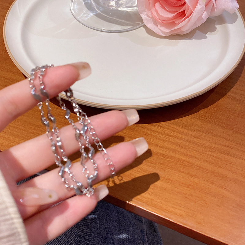 A light luxury and high-end irregular necklace for women, a new trendy hip-hop style collarbone chain and a popular neckchain accessory in 2023 details Picture