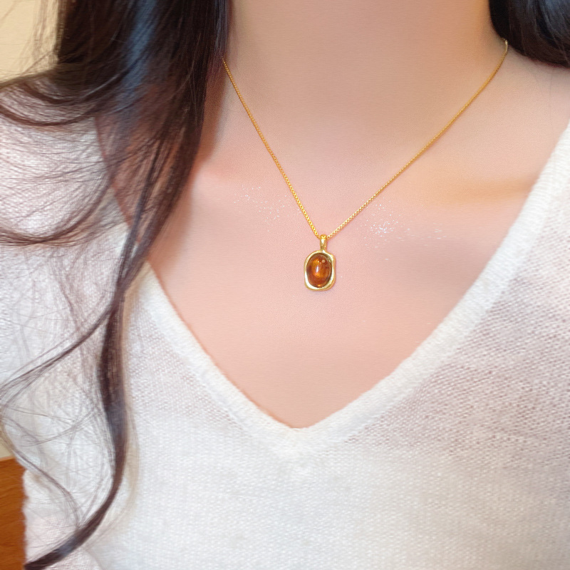 Retro and niche amber pendant titanium steel necklace, women's fashion, light luxury, elegant and high-end collarbone chain necklace accessory Application Scenario