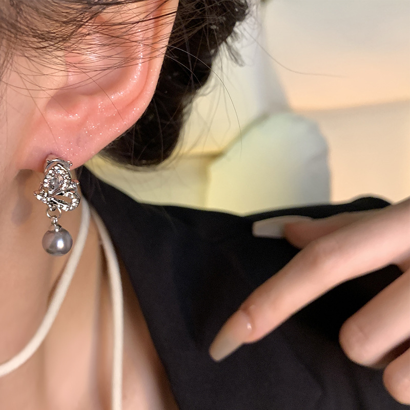 Grey butterfly pearl earrings for women, light luxury, niche, high-end, versatile and elegant bestsellers. Wholesale of 925 silver needle earrings Application Scenario