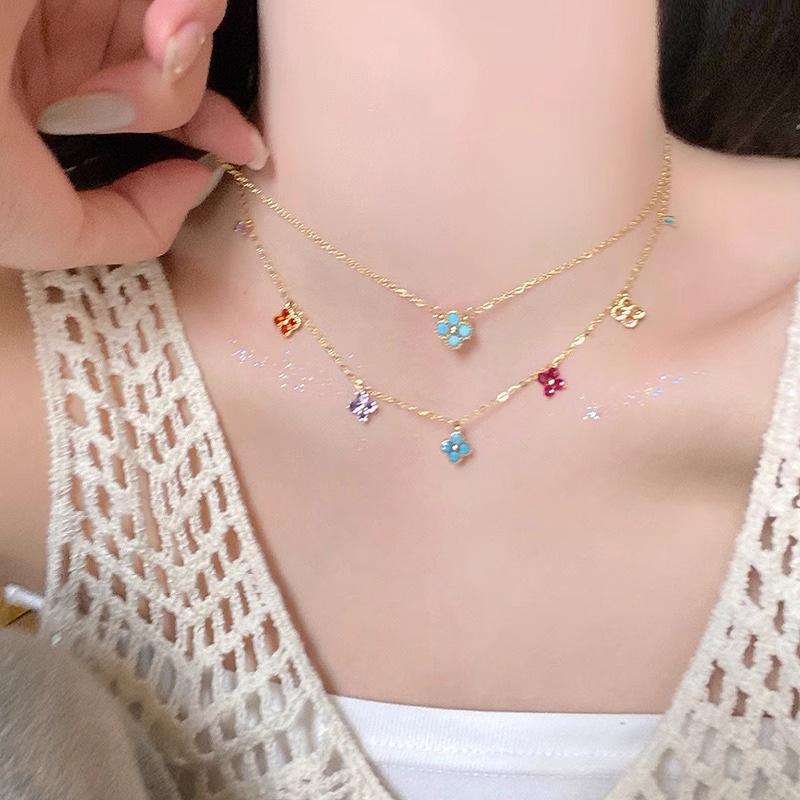 French retro colorful dopamine four-leaf clover necklace, a unique and light luxury style for women, layered collarbone chain Application Scenario
