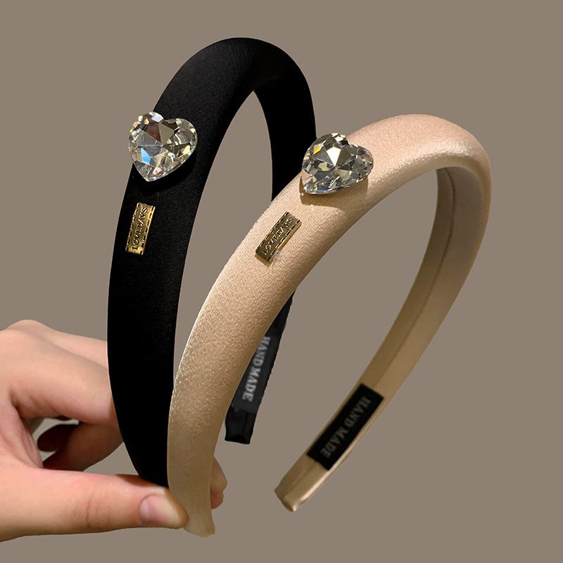 French retro heavy metal rhinestone heart-shaped black satin hair band for tall women on the top of the head, highlighting a small and high-end look on the face Specification drawing