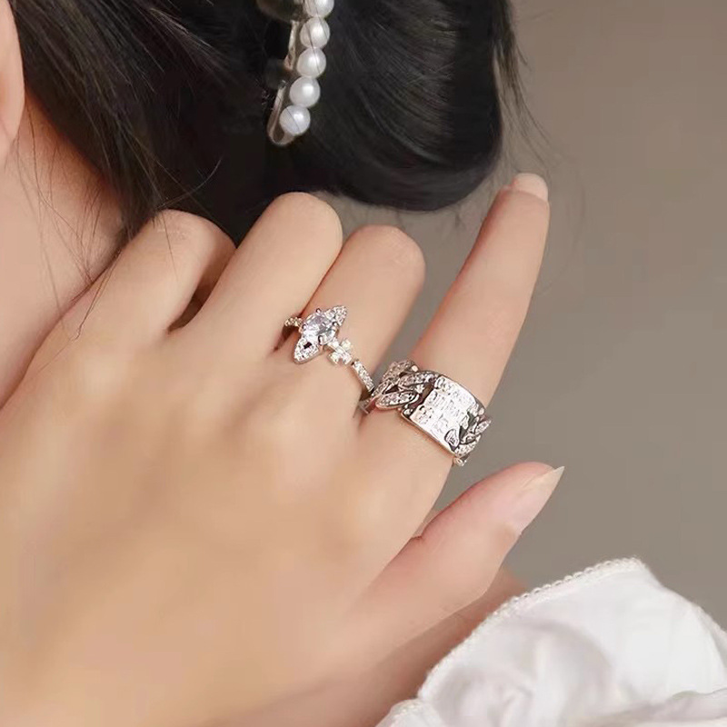 A new niche design of the Saturn ring, featuring zircon hollowed-out geometric Settings with diamonds, and a planetary trend opening that can be adjusted details Picture