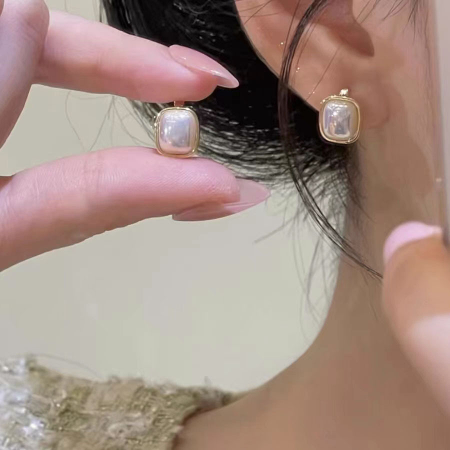 French retro pearl ear buckles, a light luxury and niche design for women, high-end ear studs, fashionable and small earrings, and elegant earrings full figure