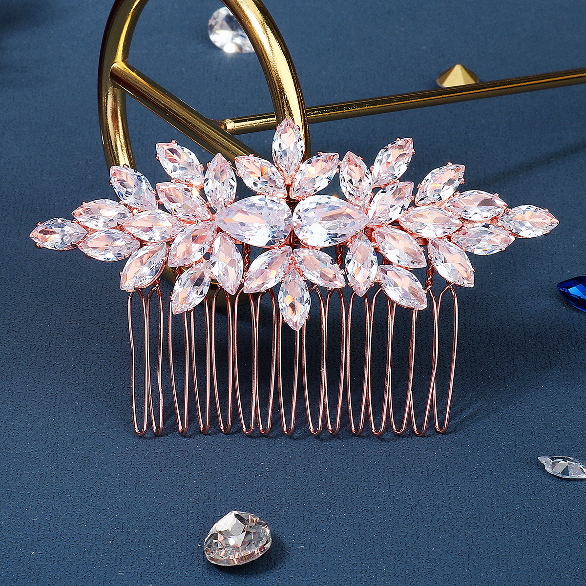 The new cross-border bride wedding dress headwear features a simple forest-style fringe with a zircon hair comb for a coming-of-age ceremony party details Picture