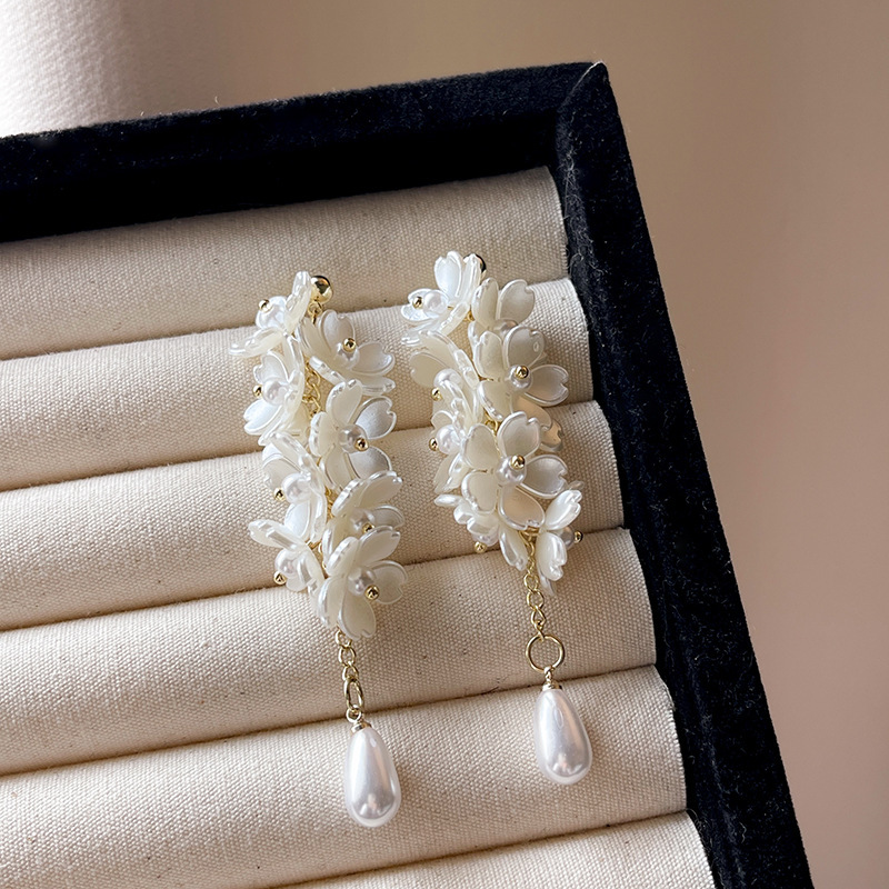 Super ethereal and elegant flower pearl long stud earrings, French light luxury fashion earrings, artistic style, sweet and versatile earrings for women Specification drawing