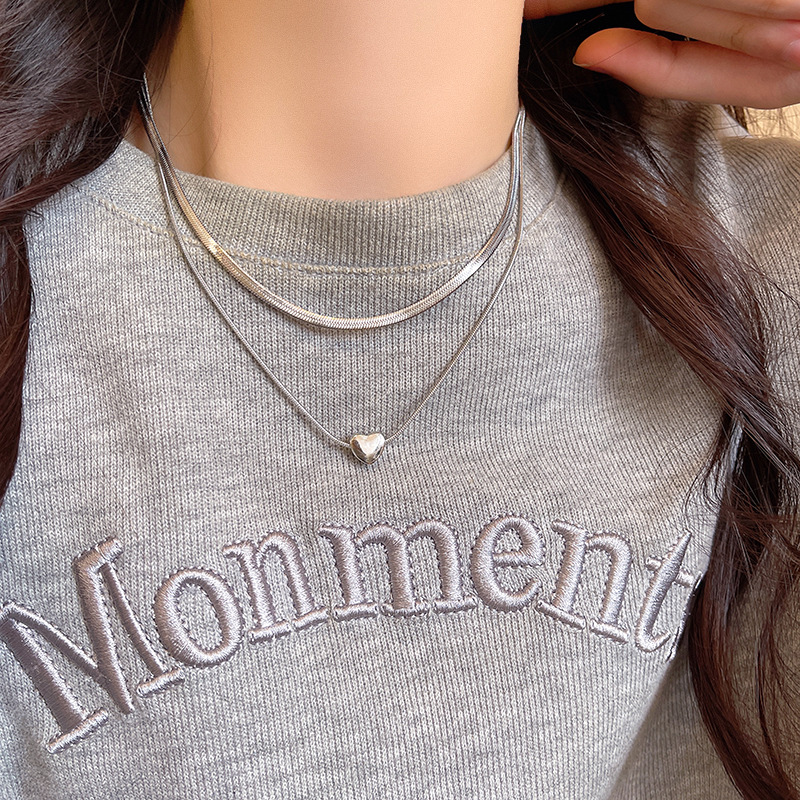 Cold and simple double-layer heart-shaped collarbone chain, light luxury, niche and high-end snake bone chain sweater hoodie chain details Picture