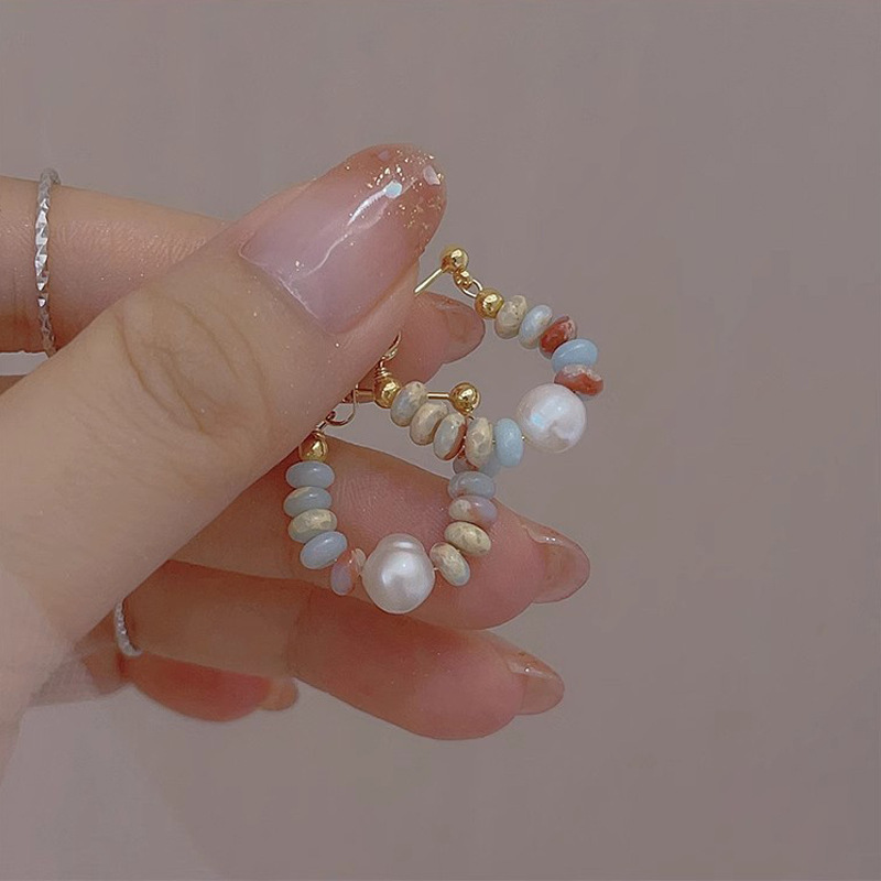 Dopamine-colored Shoushan stone earrings for women, a light luxury, niche and high-end look. A pair of beaded stud earrings with a touch of elegance full figure