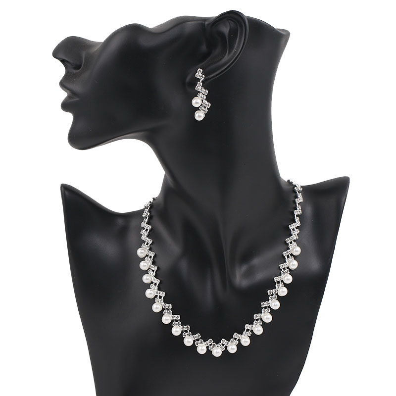 Korean-style fashionable and elegant lightning copper jewelry, sparkling diamonds, round pearls, luxurious bridal jewelry, necklace, earrings set for women Item Picture