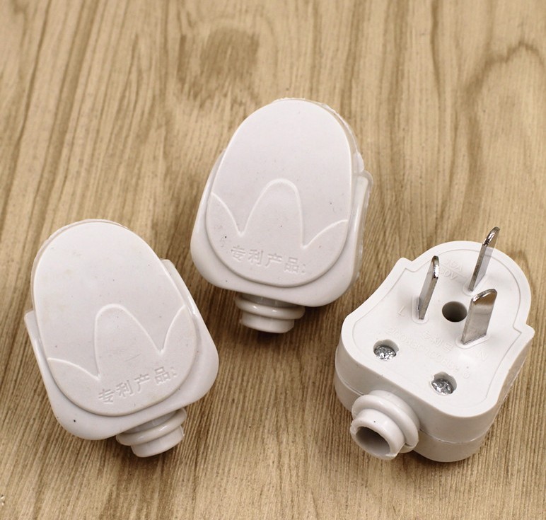 Three-pin plugs, three-pin connections, high-power triangular power supplies, three-hole wire plugs, and three-pole plugs are selling well at street stalls full figure