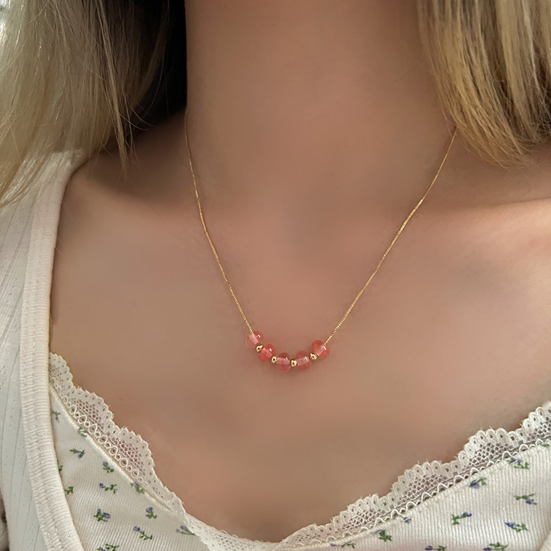 Summer versatile and niche best friend high-end necklace accessory, elegant collarbone chain, irregular color natural stone necklace for women Application Scenario