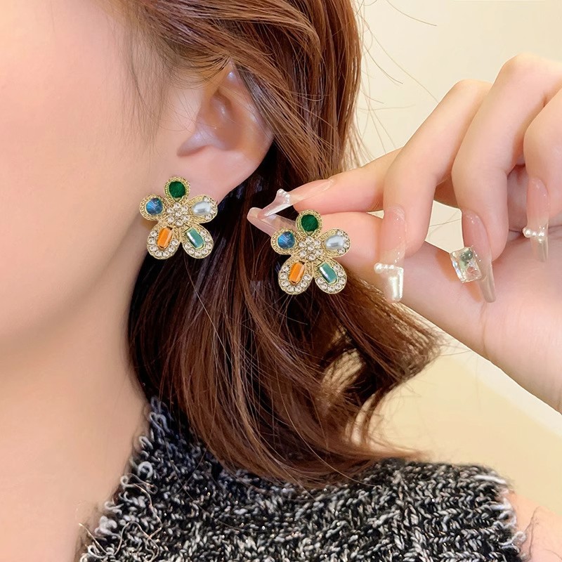 Light luxury and niche sparkling diamond-encrusted colorful flower earrings, retro court-style five-pointed star stud earrings, the same style of earrings as Internet celebrities full figure