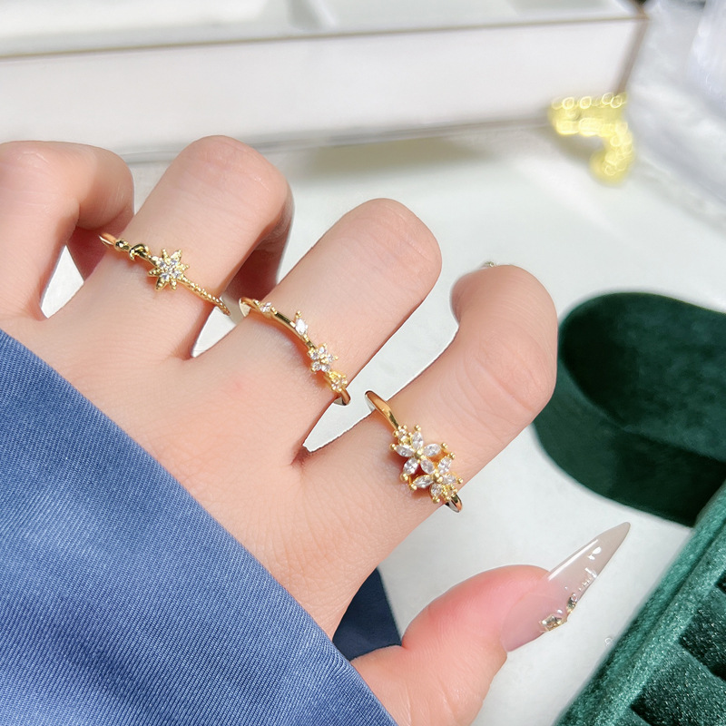 This is a versatile and simple new style of personalized star-studded diamond-encrusted open-top ring. It is a sophisticated and elegant ring for women to wear in layers full figure