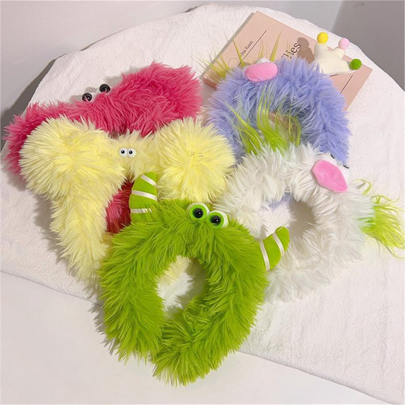 The funny long-haired plush ugly doll hair band is fun and bizarre, with ugly ears that sprout into the hearts of cute girls. It's a hair band and hair accessory full figure