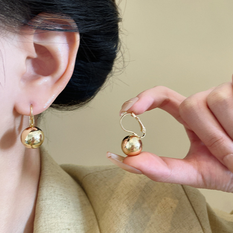 European and American metal round ear buckles, a niche design for women, with a fashionable and high-end feel, geometric earrings, and cold style earrings details Picture