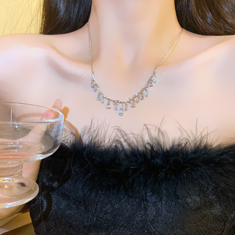 This cold and elegant diamond-encrusted water-drop titanium steel necklace exudes a high-end feminine charm. It features a retro collarbone chain and is a popular neckchain accessory full figure