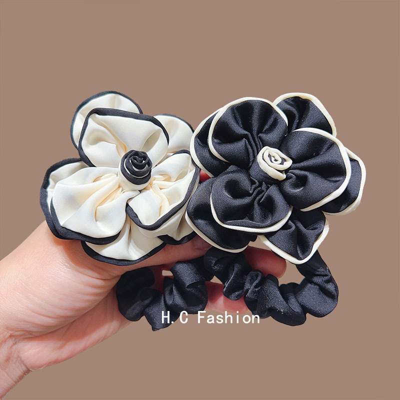 Elegant and refined camellia hair tie, hair clip, new high-end style, chanel-style bun head, semi-bun hair clip Application Scenario