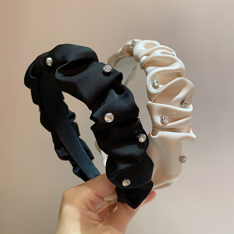 The satin pleated hairband exudes a simple and elegant charm. It is decorated with rhinestones and stars, and features a wide-brimmed headband and a high hairpin on the top of the head full figure