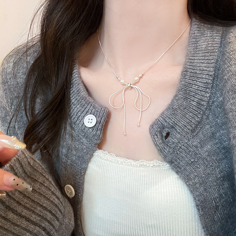 The super ethereal bow pearl necklace is a light luxury and niche design for women. It features a collarbone chain and is a fashionable and popular neckchain accessory Application Scenario