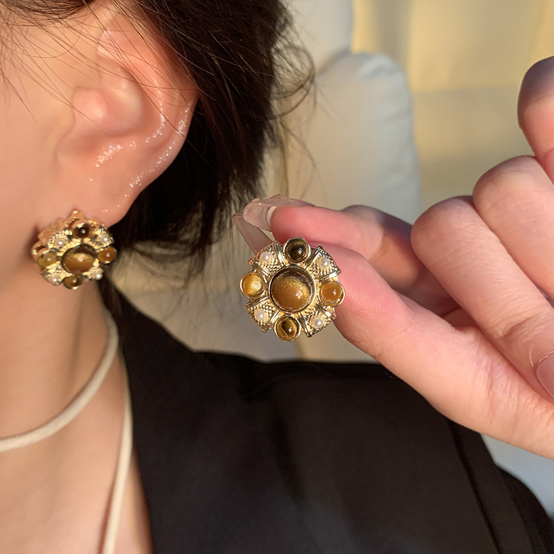 French retro tiger's eye stud earrings for women, high-end, light luxury and elegant earrings. Wholesale of Maillard's niche internet-famous earrings details Picture