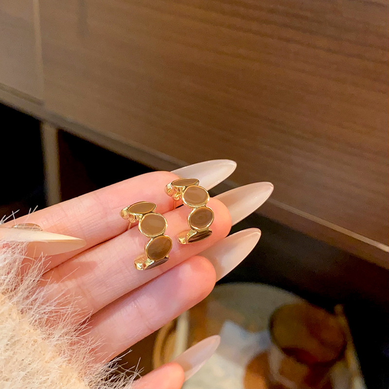 French retro Maillard coffee-colored earrings, versatile and elegant for women, simple and stylish. C-shaped stud earrings and ear rings are popular earrings full figure