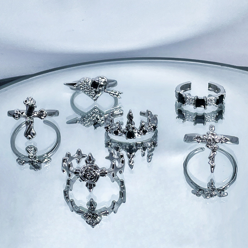 Punk dark style cross heart-shaped opening ring for women, retro, simple and high-end, niche design, personalized ring Application Scenario
