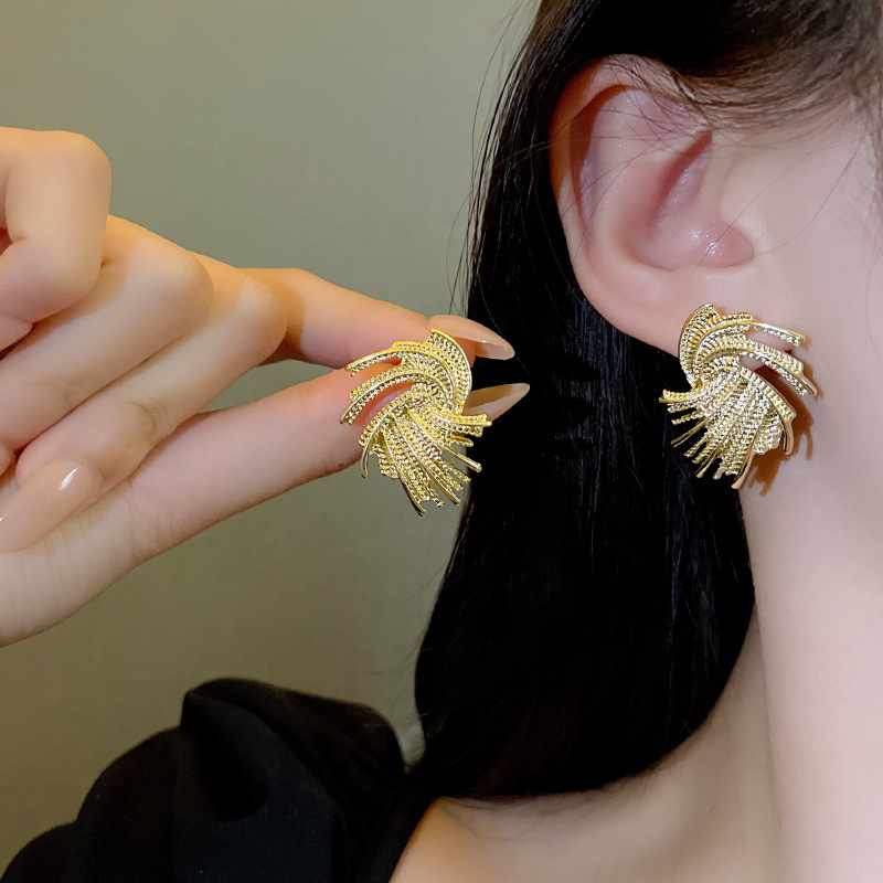 European and American retro fashion spiral earrings, women's personality, trendy style, versatile, exquisite and high-end ear studs and earrings wholesale details Picture