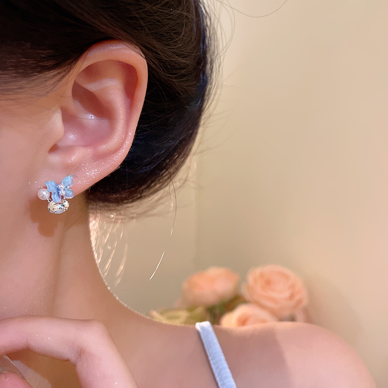 The light and fresh blue sparkling diamond butterfly ear studs are a light luxury and niche design for women, with a high-end feel. They are fashionable and versatile earrings Application Scenario