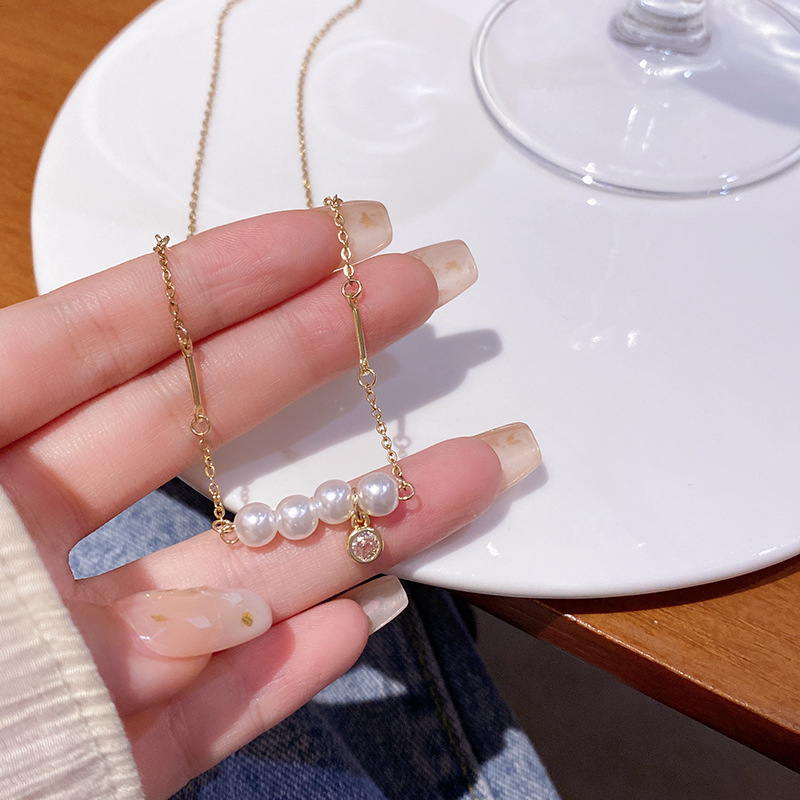 French-style simple and retro pearl titanium steel necklace, fashionable and elegant for women, versatile collarbone chain, a popular and trendy neckchain accessory full figure
