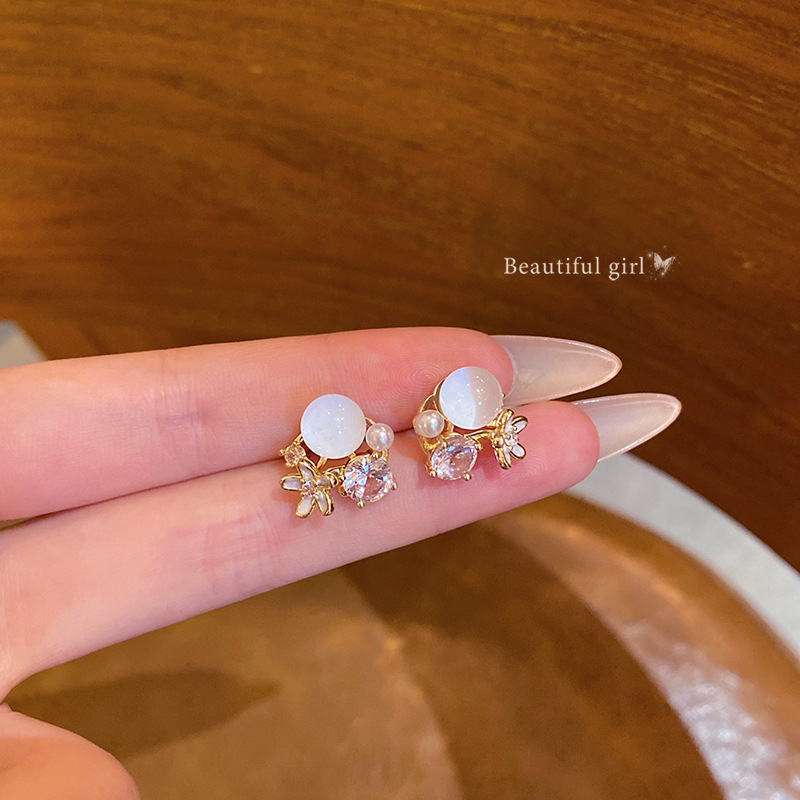Micro-inlaid zircon pearl flower earrings, a light luxury and niche design for women, exude a sense of sophistication. Cat's eye stone ear studs, a stylish and trendy accessory full figure