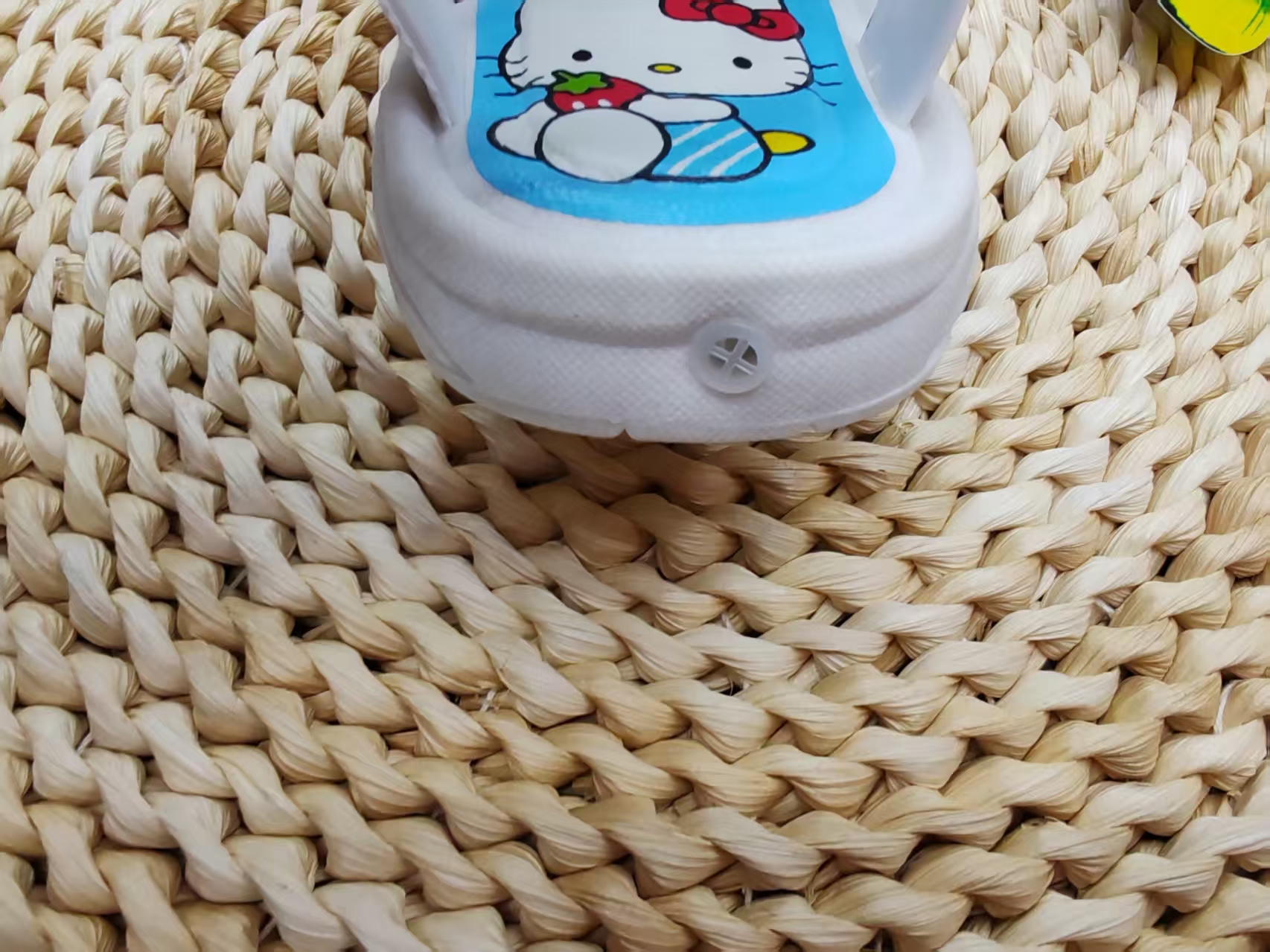 Baby headband sandals with soft soles and anti-slip properties will make noise when walking Application Scenario