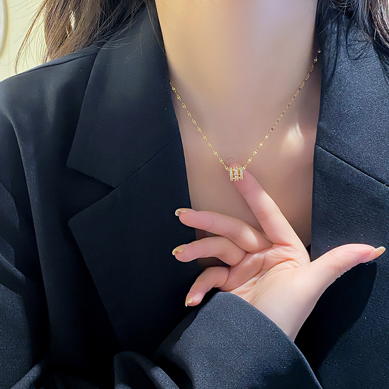 Silver full diamond waist necklace, women's fashionable and light luxury zircon pendant, high-end collarbone chain, elegant and versatile accessory Application Scenario
