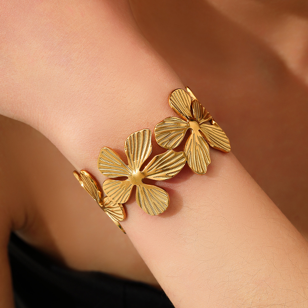 New European and American original design leaf and flower bracelet, electroplated with gold, high-end feel, no color fading at the opening, cross-border bestseller details Picture