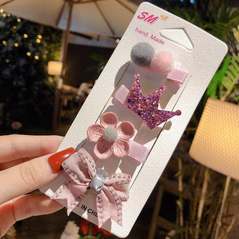Korean baby hair clips, small hair volume, fetal hair clips, infant and toddler hair clips, non-damaging hair, baby girl hair clips, princess hair accessories Application Scenario