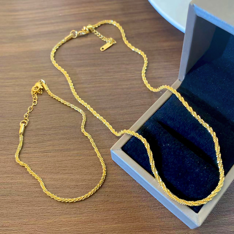 Golden shimmering bare chain, starry sky titanium steel necklace for women, vacuum electroplated, does not fade, popular online collarbone chain full figure