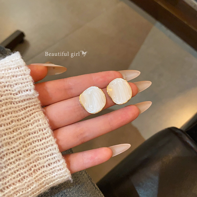 Retro Hong Kong-style white glazed stud earrings for women, simple, niche and versatile geometric earrings, high-end and elegant earrings full figure