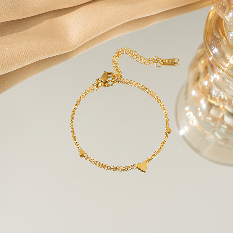 This non-fading titanium steel simple heart-shaped necklace and bracelet set is fashionable and versatile. It's a niche collarbone chain and a trendy and elegant accessory Application Scenario