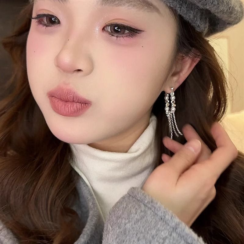 Cold and elegant silver pearl earrings for women, long stud earrings, European and American fashion design, simple earrings Application Scenario
