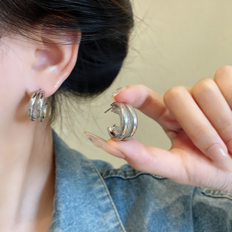 Geometric metal C-shaped ear studs, women's high-end, light luxury, simple ear buckles, individual, retro, versatile 925 silver needle earrings details Picture