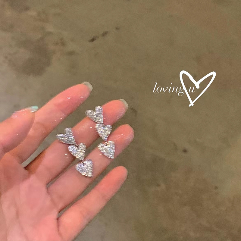 Sparkling diamond heart-shaped earrings for women, a niche design sense, high-end stud earrings, 2025 new style, a bestseller, Internet celebrity earrings wholesale full figure