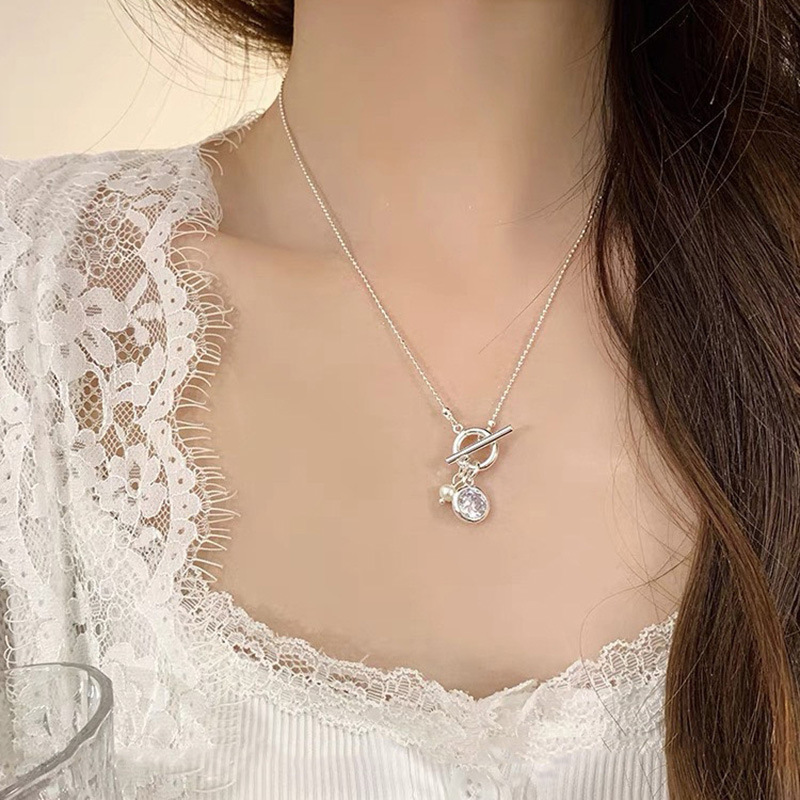 Exquisite and elegant, simple necklace, women's light luxury, niche design, high-end collarbone chain, simple and versatile sweater chain full figure