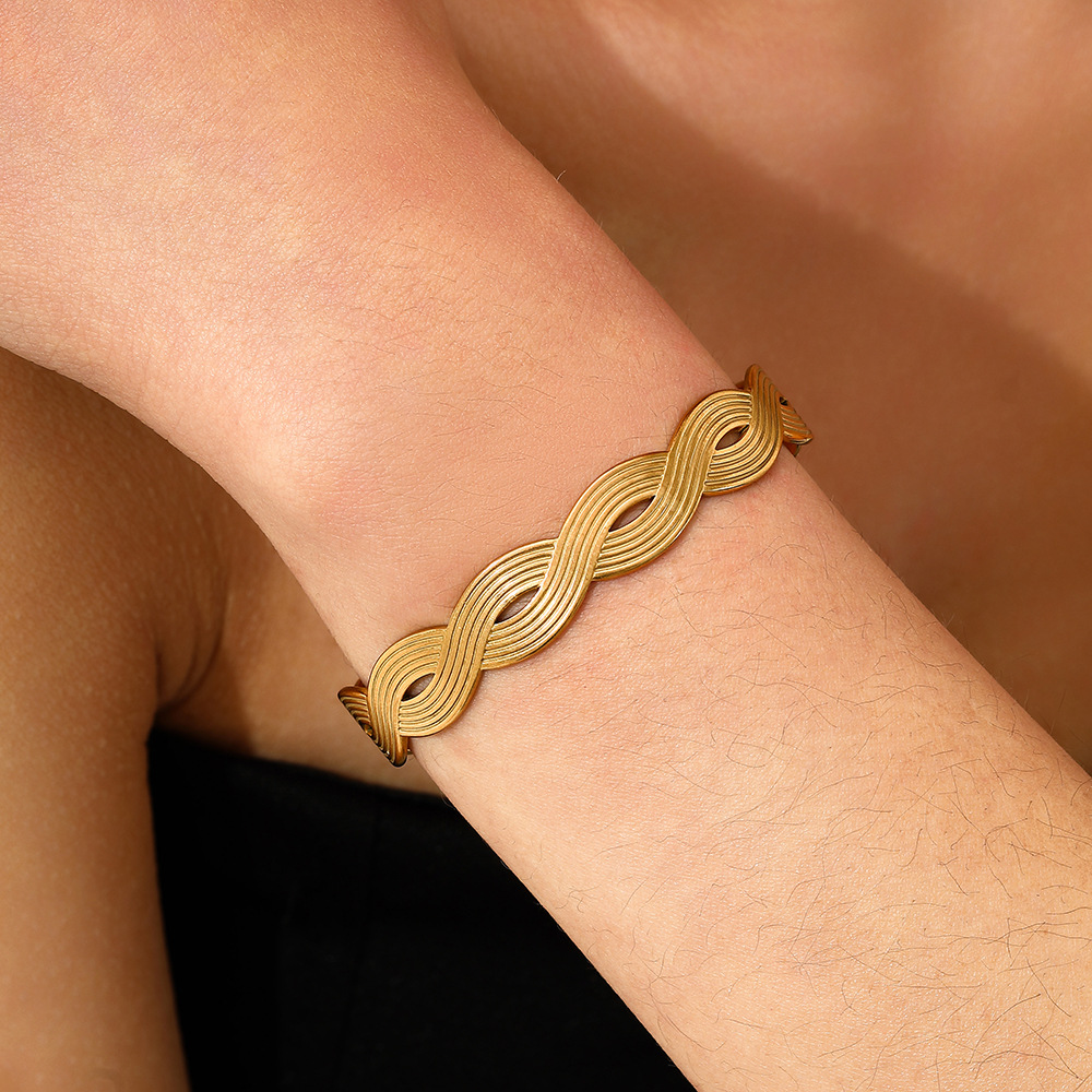 Original design of European and American cross-border bracelets with gold-plated twisted patterns for women, personalized and popular wholesale products from Yiwu factory full figure