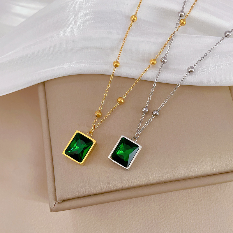【 All-titanium Steel 】 Square emerald minimalist style furnace real gold necklace, female Instagram influencer collarbone chain accessory Application Scenario