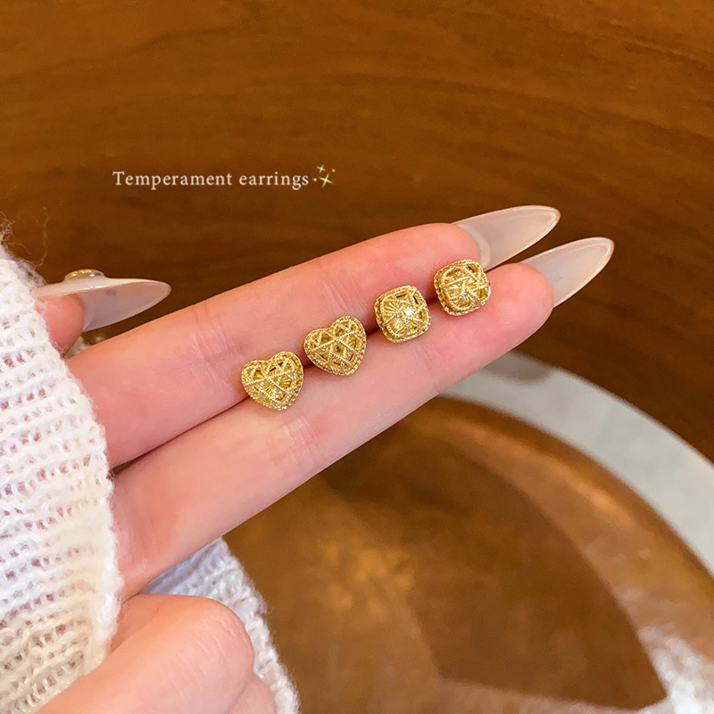 Golden hollowed-out small sugar stud earrings for women, with a light luxury and high-end feel, unique heart-shaped earrings, a new style of earrings in 2025 full figure