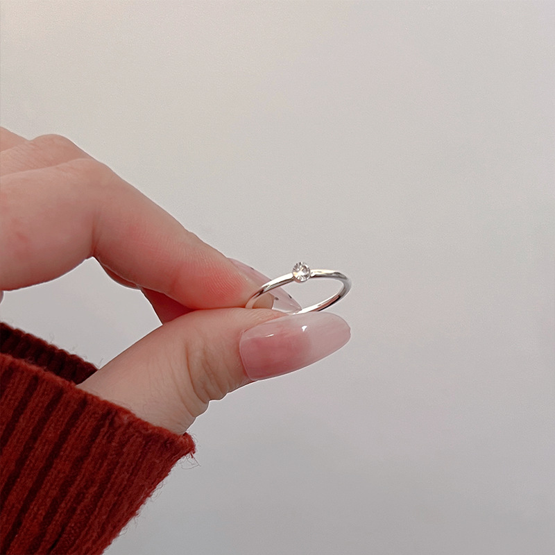 The plain 925 sterling silver sparkling diamond ring features a simple, fashionable and niche design. It is a cold and luxurious ring with a high-end feel Application Scenario