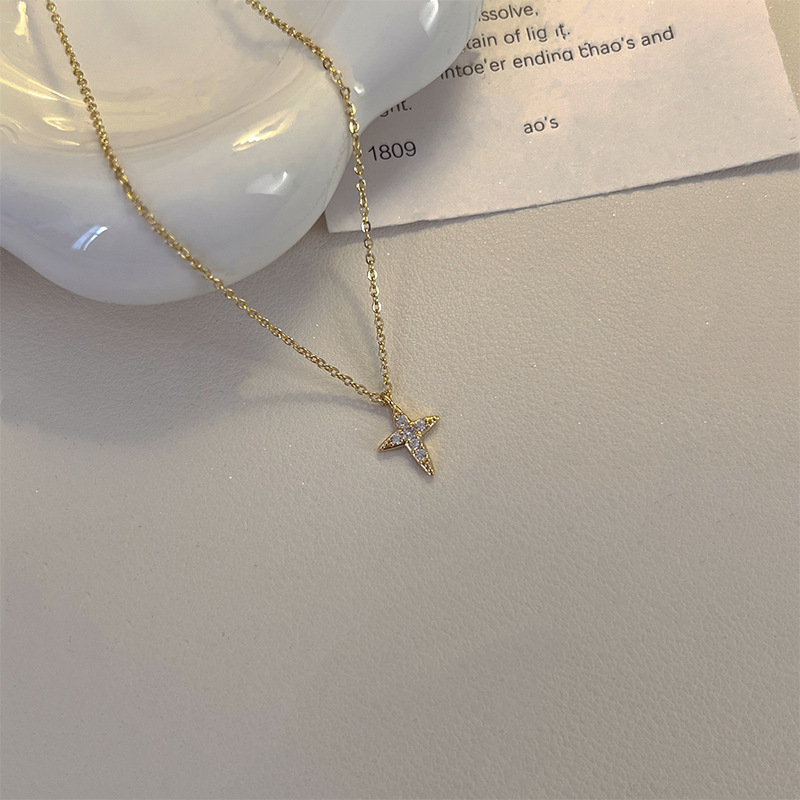 The exquisite and elegant collarbone chain women's new zircon full diamond four-pointed star necklace with a high-end feel, a popular live-streaming necklace accessory Application Scenario