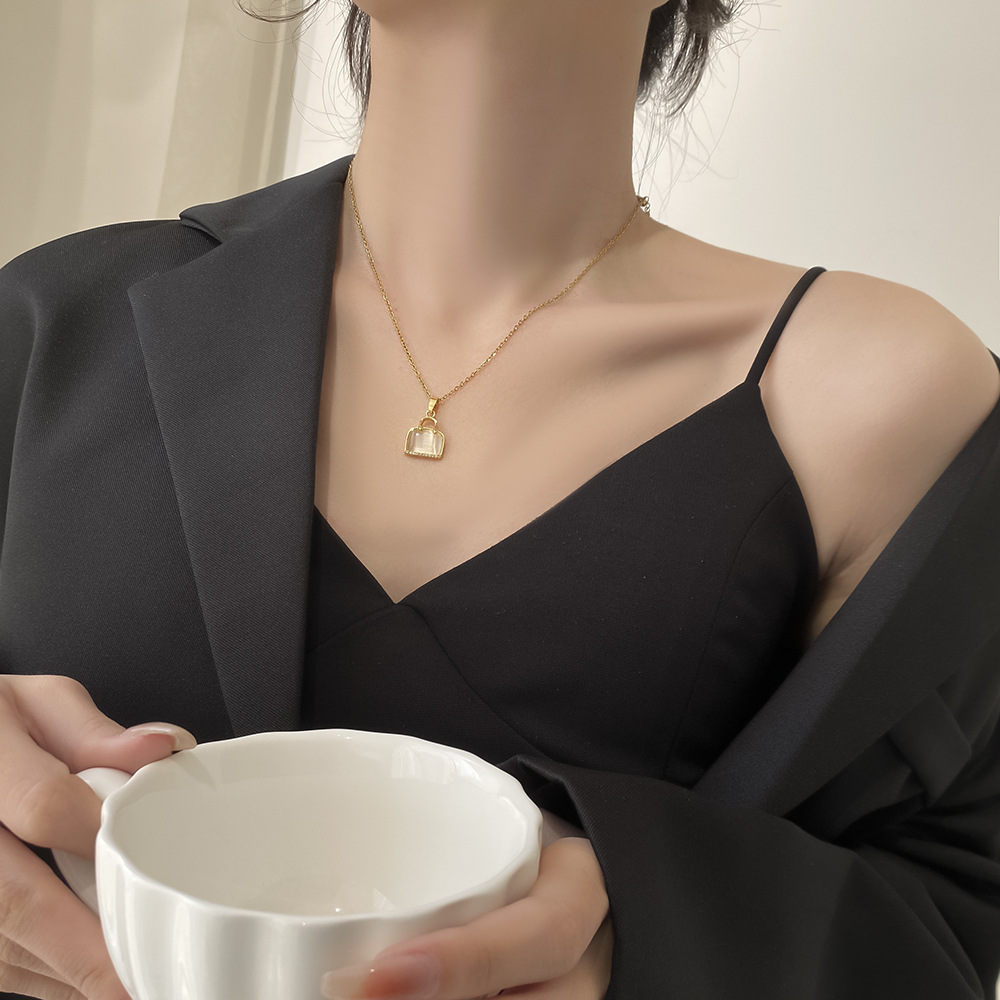 Stylish and elegant cat's eye stone bag, necklace, women's niche design sense, Internet celebrity collarbone chain, simple and versatile titanium steel jewelry Application Scenario