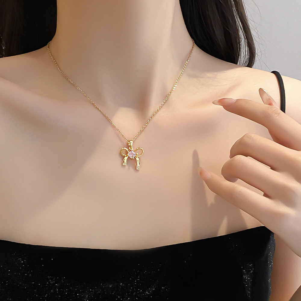 This fashionable and light luxury pink diamond bow necklace is a perfect match for women in summer. It exudes a unique collarbone charm and is a high-end pearl and diamond-encrusted accessory Specification drawing
