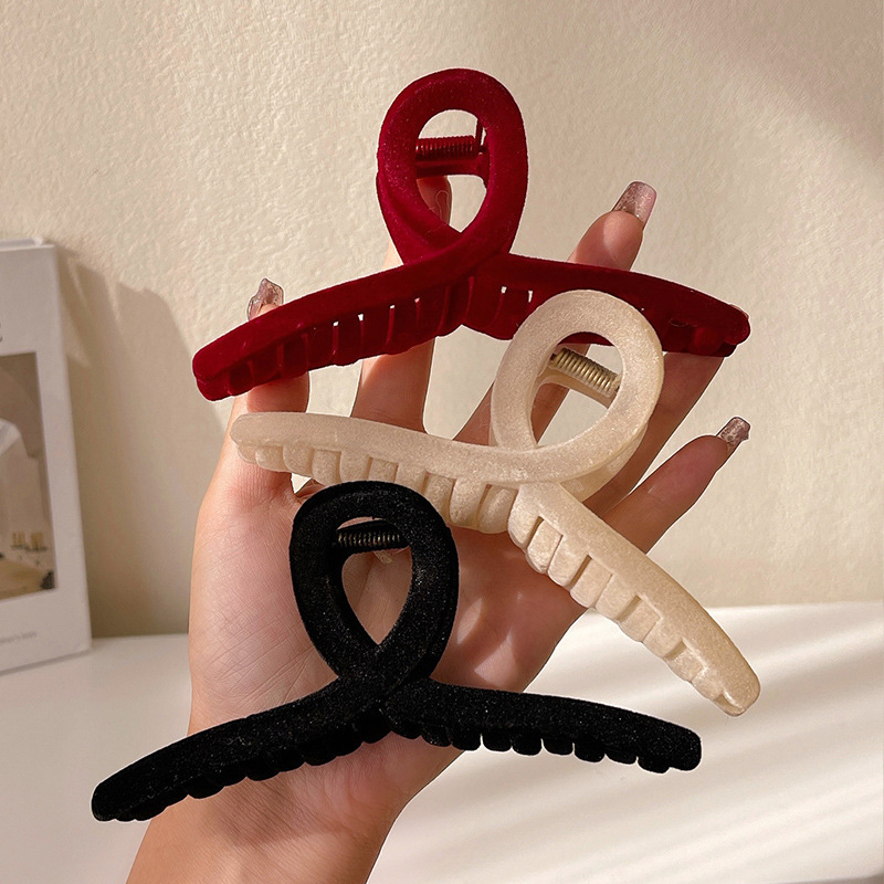 The large plush hairpin is simple, elegant and high-end. The shark hairpin is versatile and a popular back head hairpin accessory for women full figure