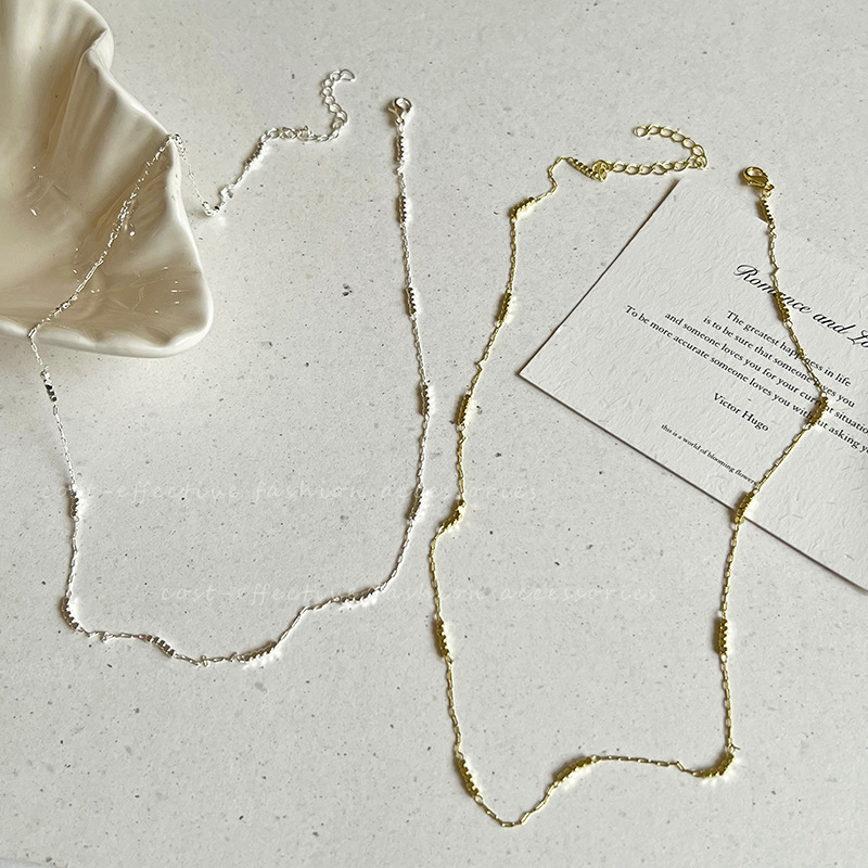 The design sense of the silver necklace for women is light luxury and niche. The plain chain collarbone chain is simple and elegant. It is a trendy necklace accessory details Picture